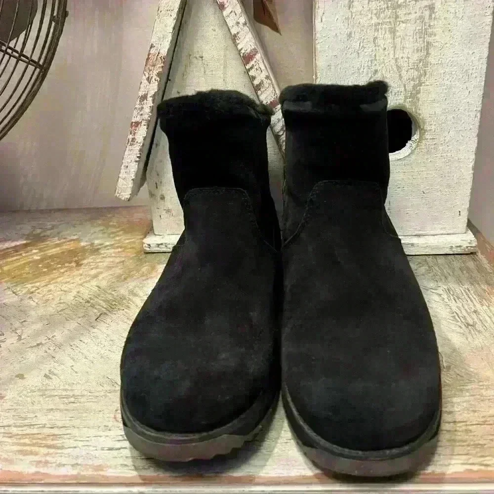 EMU Australia Womens Sz 7 Tasman Black Sheepskin Snow Winter Boots Waterproof